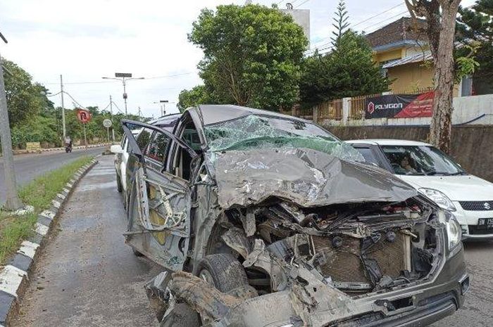 Toyota Kijang Innova melengkung sana-sini dihunjam Suzuki Carry terbang loncati pembatas Jl Soekarno-Hatta, Pangkalan Baru, Pangkalpinang, Bangka Belitung