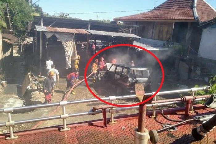 Toyota Kijang milik Lurah Karangtengahm Kapanewon Wonosari, Gunungkidul terbakar di bengkel