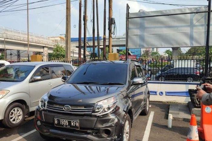 Daihatsu Terios berpelat RFH yang tabrak anggota PJR Ditlantas Polda Metro Jaya, Jumat (05/08/2022).