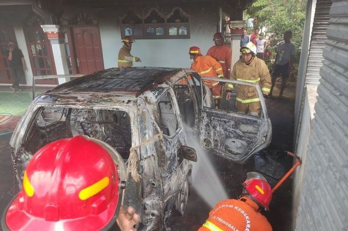 Toyota Avanza terbakar di parkiran rumah