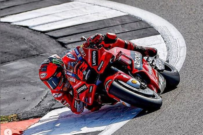 Francesco Bagnaia menang di MotoGP Inggris 2022.