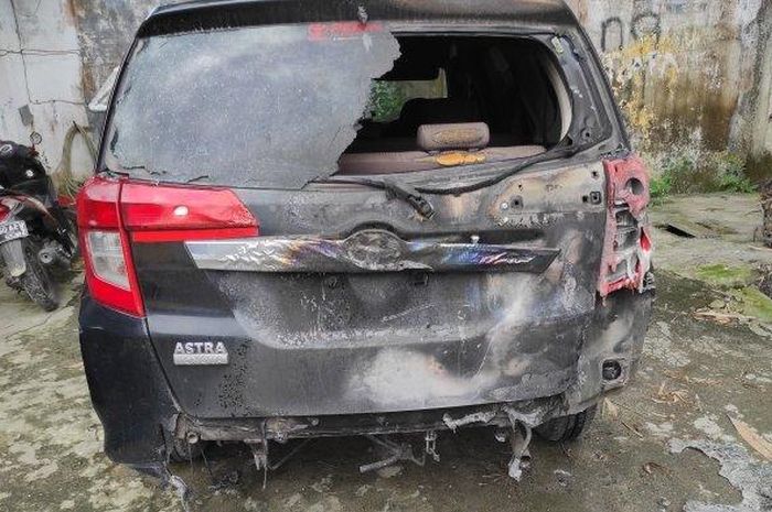 Toyota Calya dibakar pria bertato