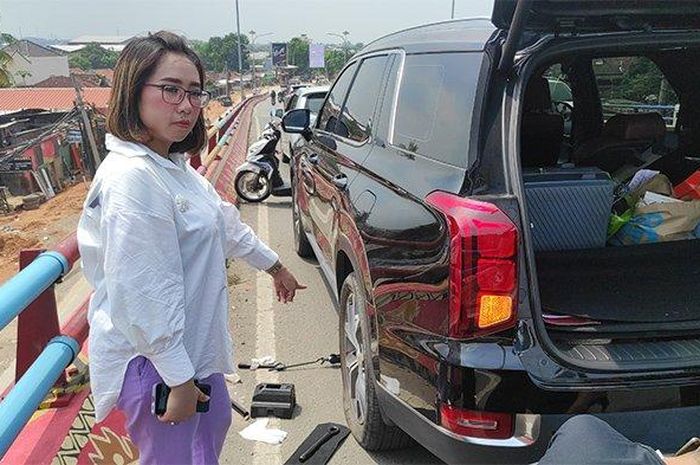 Putri Maya Rumanti, Asisten Pribadi Hotman Paris Hutapea tunjukan kerusakan pada Hyundai Palisade miliknya setelah disosor Honda Vario di Bandar Lampung