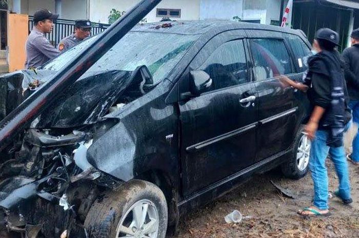 Toyota Avanza tabrak tiang telkom dan berakhir menancap di pohon hingga ruang mesin amburadul di Blitar, Jawa Timur