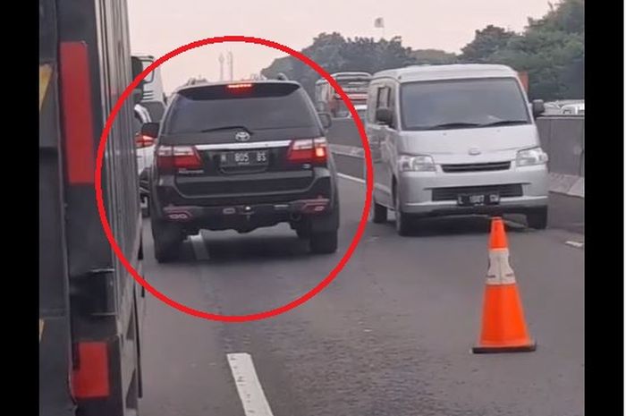 Cuplikan video Toyota Fortuner H 805 BS serobot jalur contra flow di ruas tol Cikampek KM 57 arah Jakarta, (5/8/22)