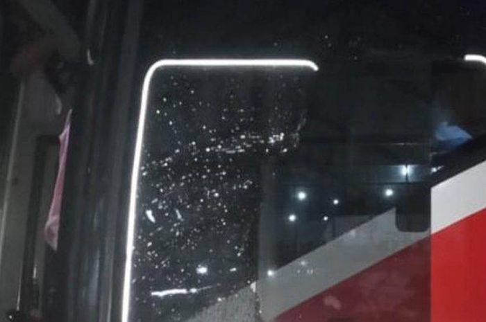 Kaca pintu bus DAMRI yang jadi korban pelemparan batu di Jalan Tol Trans Sumatera, pada Rabu (03/08/2022).