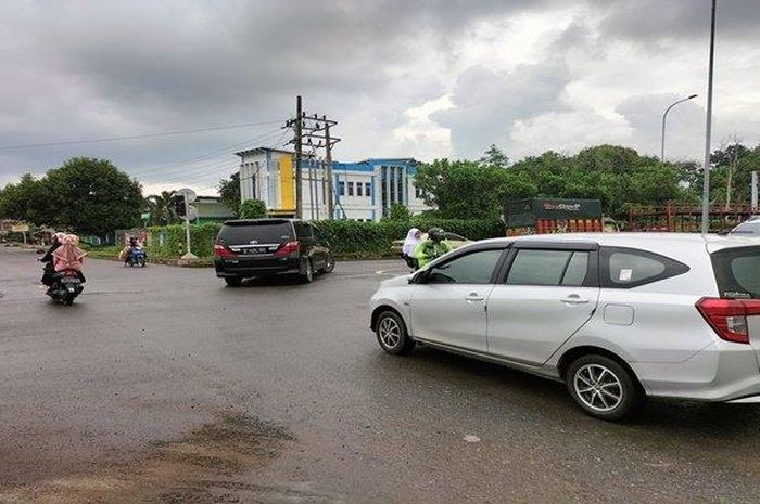 Kondisi lalu lintas di persimpangan exit tol Kayuagung yang semrawut karena lampu merahnya tak berfungsi selama setahun, Kamis (04/08/2022).