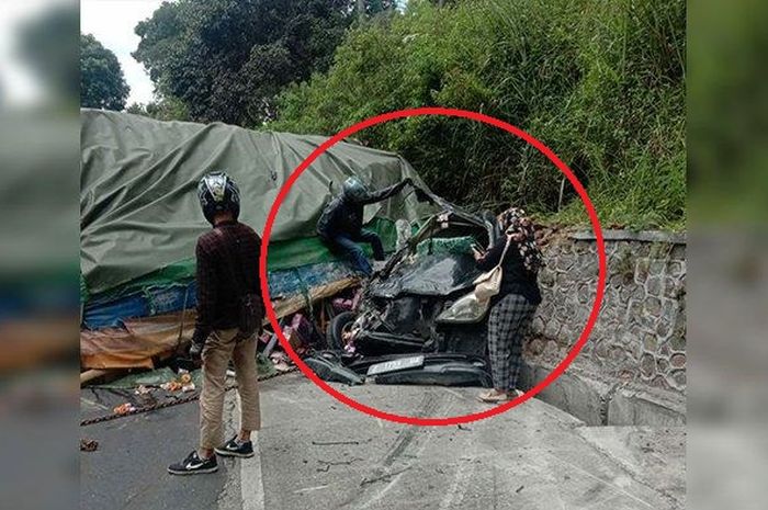 Toyota Avanza isi tujuh orang ditusuk truk trailer hingga gepeng tergencet tebing di turunan Gentong, Kadipaten, Tasikmalaya, Jawa Barat