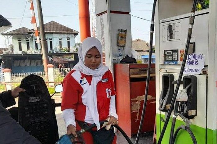 BBM jenis Pertalite pada SPBU Pertamina 34.168.12 24 jam di Cariu, Kabupaten Bogor masih langka, hingga petugas SPBU memberikan tanda di kertas yang bertuliskan 'Pertalite Habis Terimakasih', Senin (8/8/2022) 