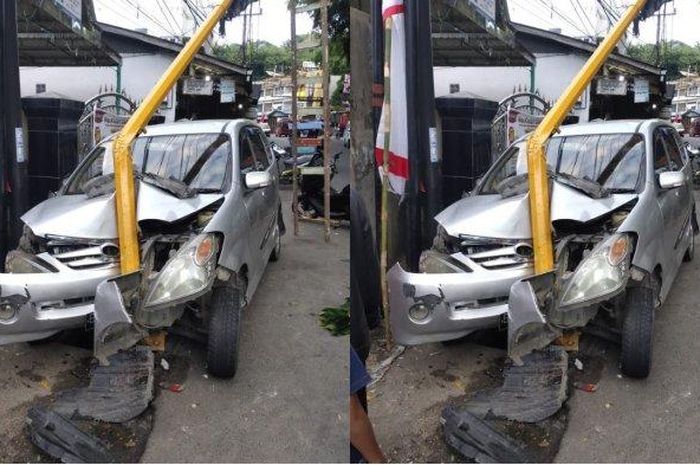 Kondisi Daihatsu Xenia yang alami kecelakaan tunggal usai sosor tiang lampu jalan.