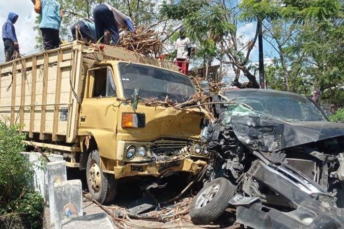 Adu banteng truk tebu dengan Avanza hingga bodi robek tercabik-cabik di desa Tiron, Madiun, Jawa Timur