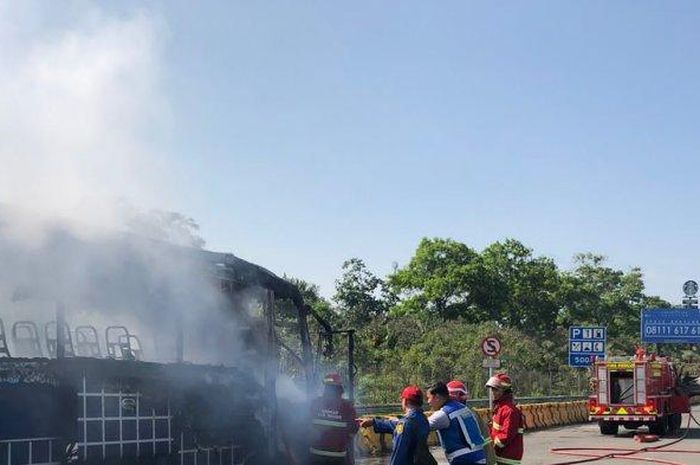 Bus MGI mendadak terbakar di Gerbang Tol Ciawi Bogor