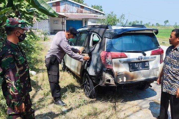 Bodi belakang dan samping Toyota Calya meleleh, terbakar saat pemilik sedot Pertalite dari tangki ke jeriken buat dijual eceran