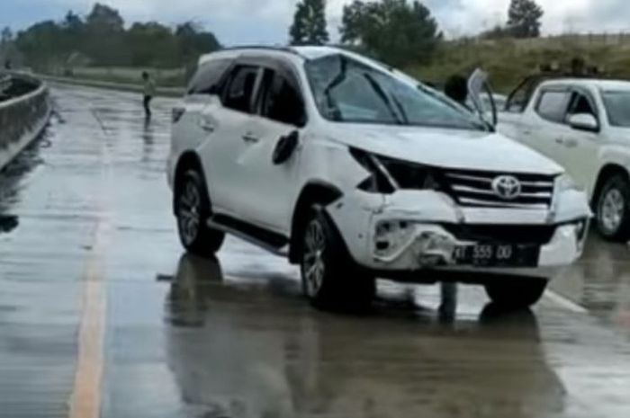 Toyota Fortuner isi anggota DPRD alami kecelakaan di Tol Balsam