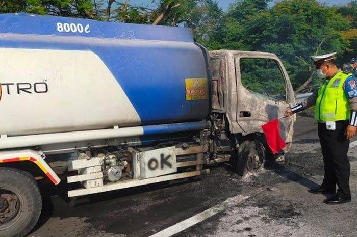 Kabin truk tangki muatan Solar Hino Dutro 130HD terbakar hebat di ruas tol Kejapanan-Pandaan, Jawa Timur