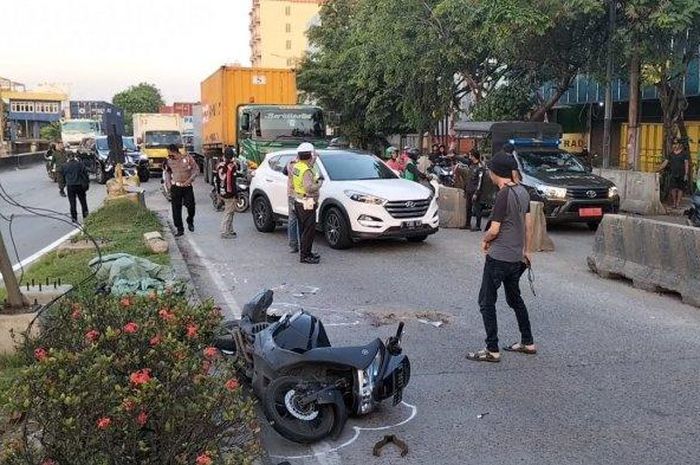 Pengendara Yamaha Lexi tewas terlndas truk di Jakarta Utara
