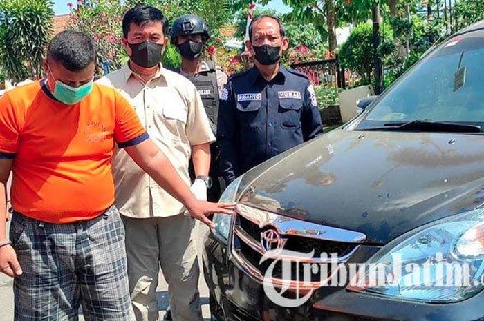 M Ridwan, pilot gadungan berbaju tahanan (oranye) saat menunjukan Toyota Avanza milik janda IS asal Nganjuk