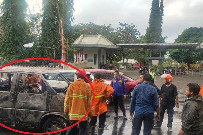 VW Caravelle jadi rongsokan di Ring Road Sleman, Yogyakarta setelah sebelumnya pemilik cium aroma sangit
