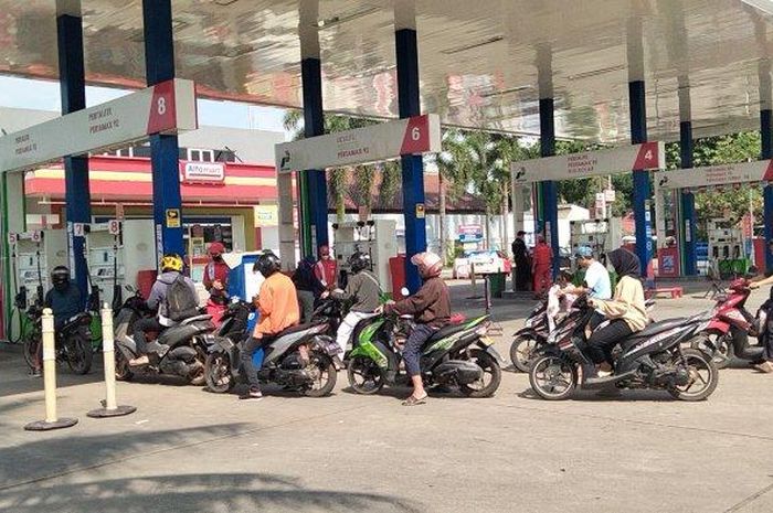 Kelangkaan Pertalite di SPBU Jalan Raya Cikaret, CIbinong, Bogor bikin pengelola fokusnya penjualan ke motor saja.