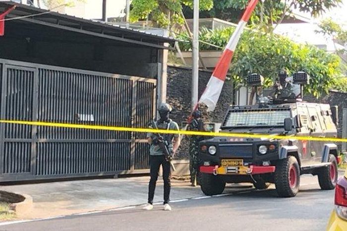 Kendaraan taktis GAG Brimob yang terparkir di sekitar rumah dinas Irjen Ferdy Sambo.