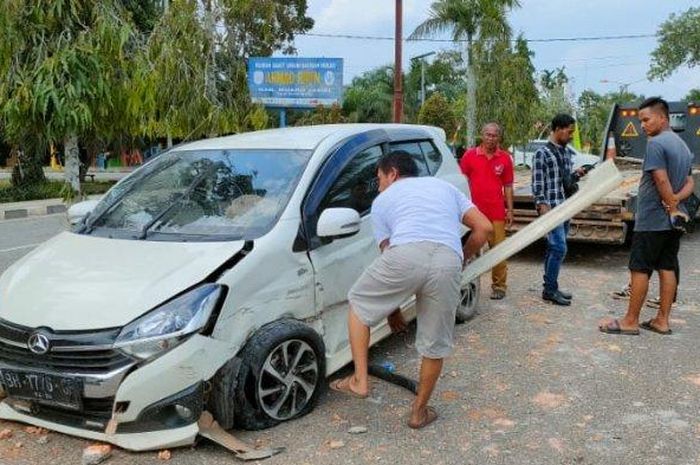 Daihatsu Ayla dievakuasi usai menusuk samping Honda Brio di Jl Lintas Timur, Sangeti, Muaro Jambi, Jambi