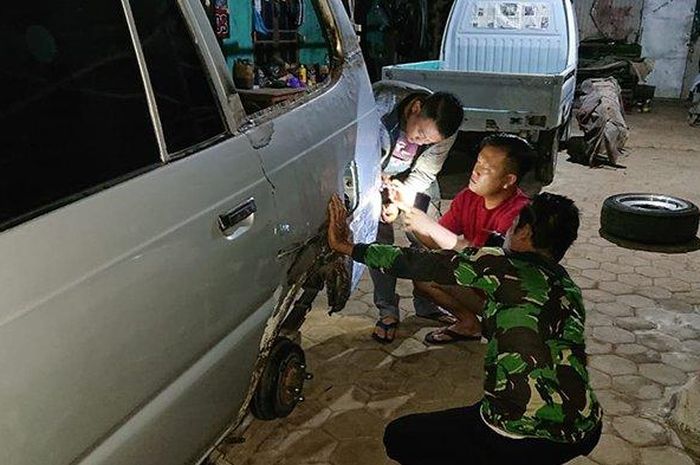 Anggota Polisi saat mengecek Toyota Kijang Kapsul di bengkel cat usai pemilik lakukan tabrak lari yang menewaskan pengendara Yamaha V-Ixion di Giritontro, Wonogiri, Jawa Tengah