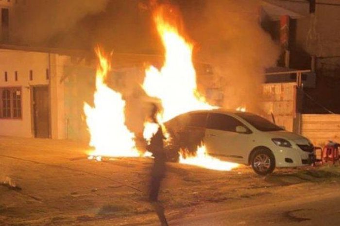 Toyota Vios Limo terbakar hebat di Pringsewu, Lampung, api muncul dari bagasi belakang yang menjilat punggung dan dada pemilik