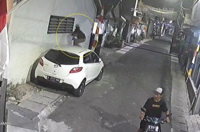 Aksi pelaku pencuri spion mobil terkam CCTV
