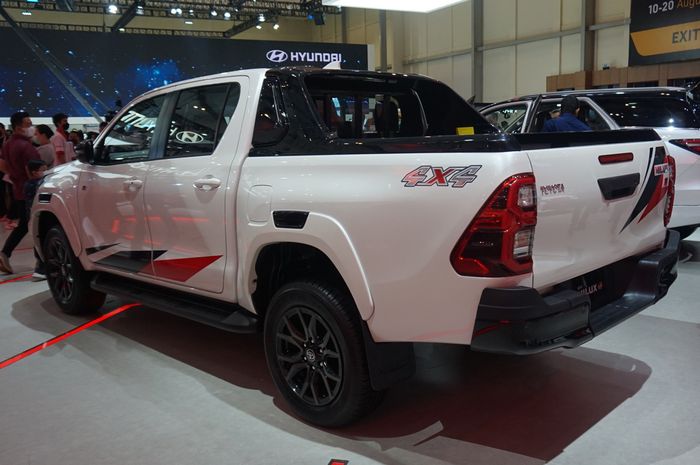 Toyota Hilux GR Sport bisa dibedakan dengan Hilux biasa lewat tampilan sporty dengan kit bodi GR