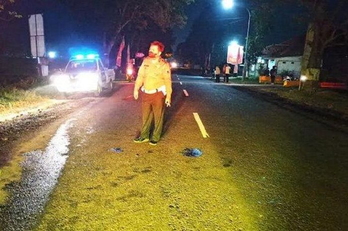 Lokasi kecelakaan pejalan kaki diserempet motor misterius lalu ditabrak Toyota Kijang Innova di jalan raya Solo-Tawangmangu, Karanganyar, Jawa Tengah