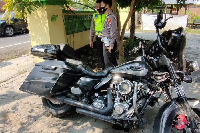 Moge Harley-Davidson  yang menabrak pengendara Honda BeAT dievakuasi di pinggir jalan