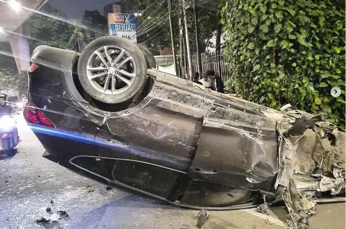 Hyundai Santa Fe kayang hadap langit di Jl Prapanca Raya, Kebayoran Baru, Jakarta Selatan hingga bodi berantakan dan roda depan teriris