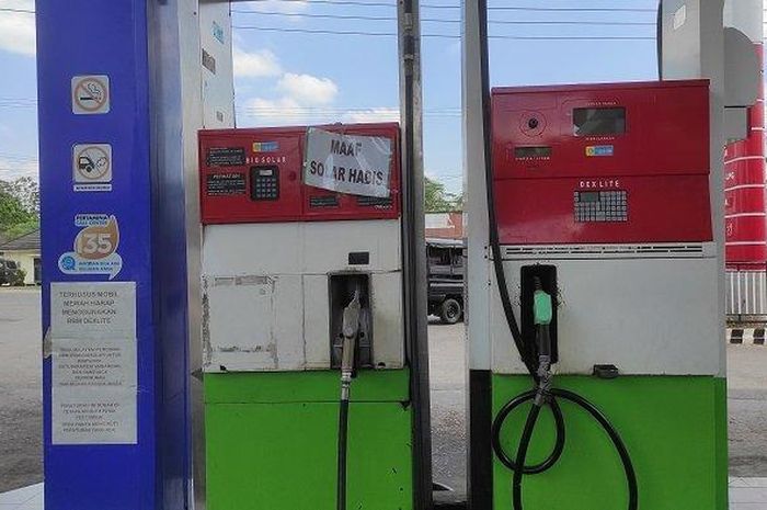 Solar subsidi sebanyak 8 ton ludes dalam waktu empat jam di Pom bensin kawasan Talang Banyu, Tebing Tinggi, Empat Lawang, Sumatera Selatan