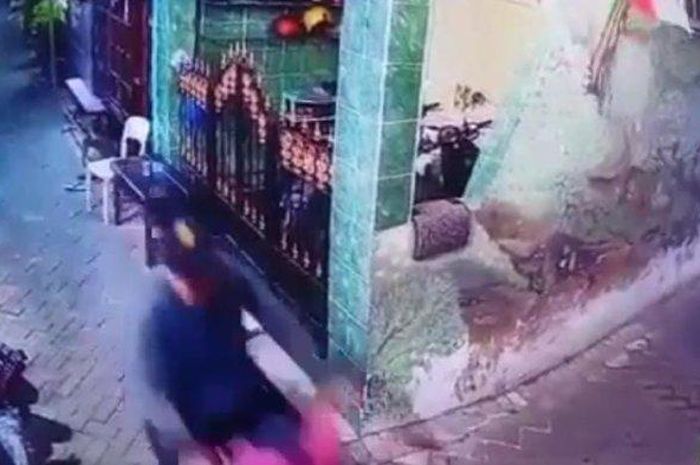 Tangkapan layar video aksi pelaku maling motor Honda BeAT yang terekam CCTV