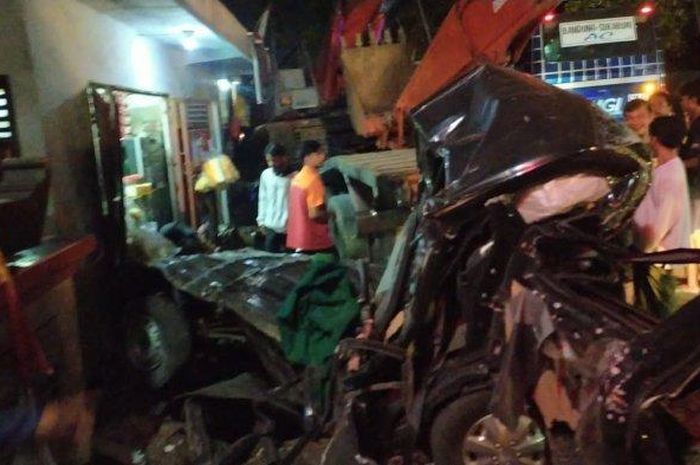 Lokasi kecelakaan truk tang diduga rem blong menabrak mobil,motor dan sebuah warung.