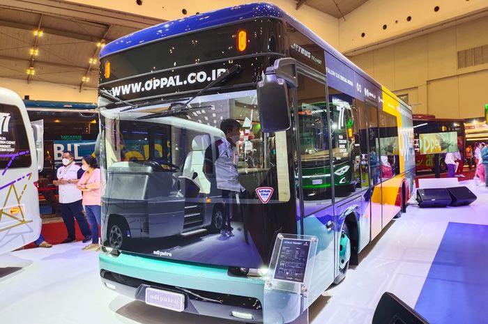 Bus Oppal Buzz Studio, garapan Adi Putro berjenis jetbus transit, menggunakan sasis monocoque