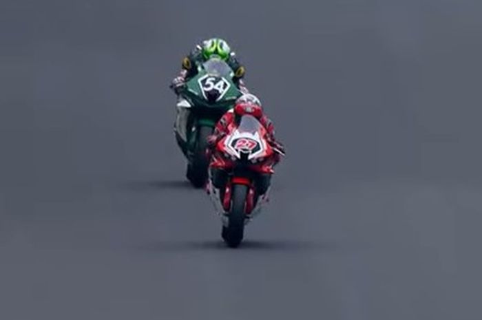 Andi Gilang saat memimpin jalannya Race 2 SS600 ARRC Jepang 2022 dan dibuntuti Kota Arakawa.