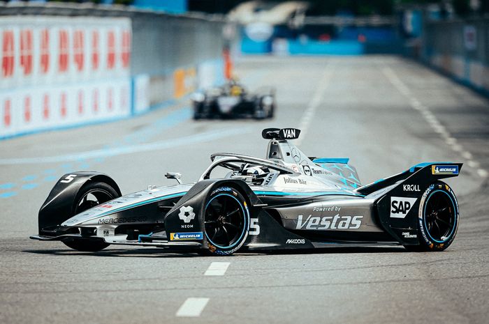 Stoffel Vandoorne berhasil menjadi juara dunia Formula E 2021-2022
