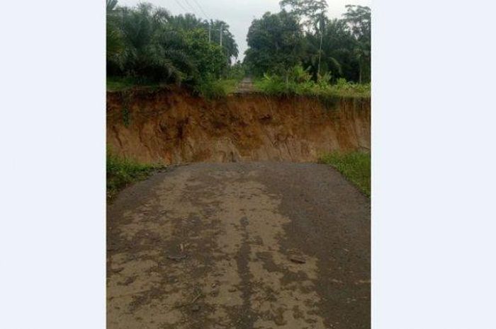 Kondisi jalan terputus akibat longsor di Desa Lau Rakit Kecamatan STM Hilir Kabupaten Deli Serdang (13/8/2022). 