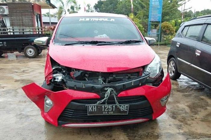 Toyota Calya alami kerusakan pada bodi samping kanan depan setelah ditusuk Yamaha Mio 125 di Jl Tjilik Riwut, desa Cempaka Mulia Barat, Cempaga, Kotawaringin Timur, Kalimantan Tengah