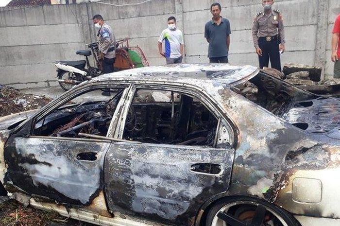 Kondisi Honda Accord yang terbakar setelah lima tahun parkir dalam kondisi rusak.