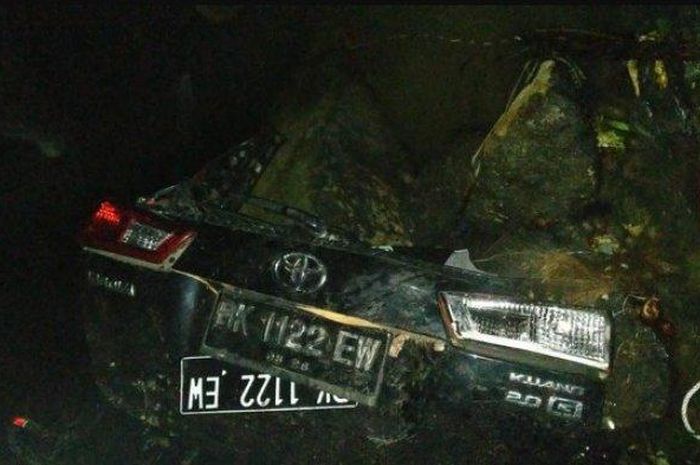 Toyota Kijang Innova bensin hancur lebur setelah terjun ke jurang di Jl Balige, Situmerang Habinsaran, Sipoholon, Tapanuli Utara, Sumatera Utara