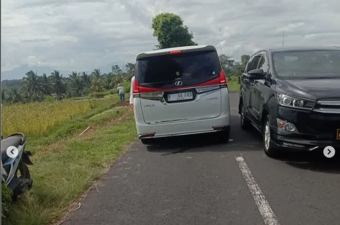 Lexus LM 350 putih nopol B 66 FDR yang menembakan air gun hingga mengenai pengendara Honda Scoopy di Badung, Bali