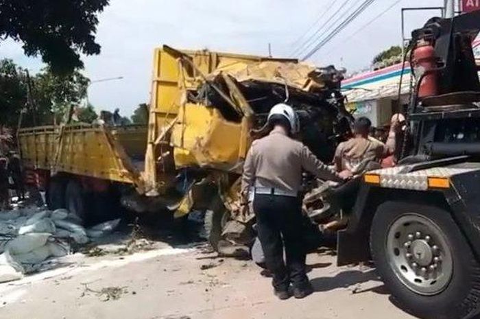 Polisi sedang berada di lokasi kecelakaan maut terjadi di Gekbrong, Kampung Cipadang, Desa Bangbayang, Kecamatan Gekbrong, Kabupaten Cianjur, Minggu (14/8/2022) siang