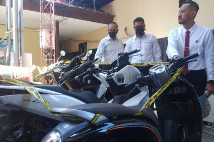 Dua oknum polisi tertangkap karena gondol Honda Scoopy, PCX, hingga Yamaha NMAX di Banjarmasin, Senin (15/08).