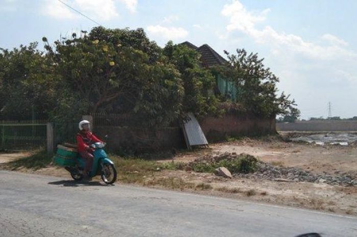 Penampakan rumah di Klaten, Jawa Tengah, yang masih berdiri kokoh meski di sekelilingnya sudah diratakan untuk proyek tol Yogyakarta-Solo. Kamis (11/8/2022).