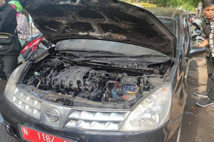 Mesin Nissan Grand Livina pelat merah N 1184 PP milik KPP Pratama Probolinggo terbakar hingga meleleh