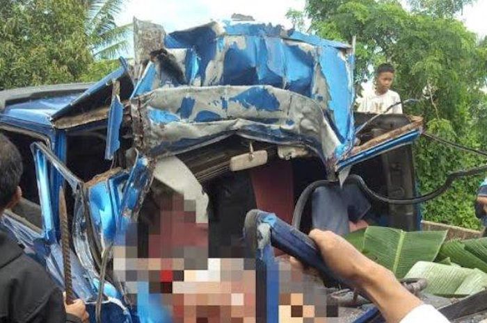 Kabin Toyota Kijang terbelah setelah hantam truk parkir di desa Kupa, Mallusetasi, Barru, Sulawesi Selatan, pasutri tewas di atas jok