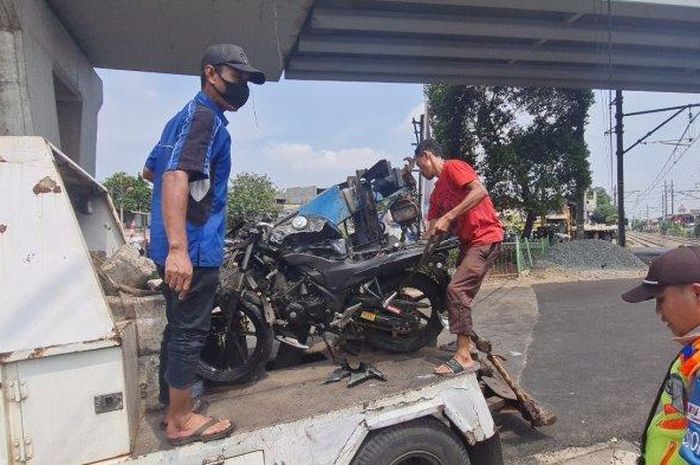 Kodisi motor yang ringsek saat dinaikkan ke atas truk. 