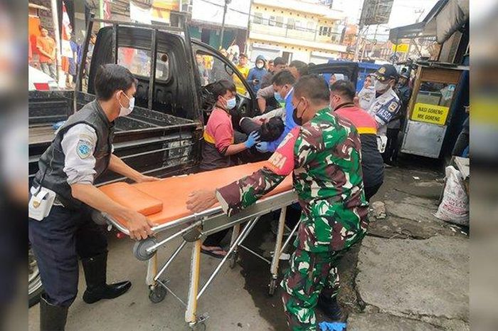 Sopir Daihatsu Espass dievakuasi setelah menerima lima tusukan pisau dapur karena cekcok dengan pemilik ruko di desa Lembang, Kabupaten Bandung Barat, Jawa Barat